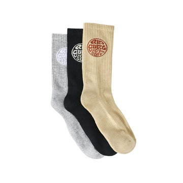 Pack de 3 calcetines altos Rip Curl Wetty Crew Sock en gris jaspeado, negro y beige, vista en escalera mostrando el logo Wetsuits tejido en cada color.