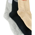 Detalle en ángulo del talón y puño acanalado de los calcetines Rip Curl Wetty Crew Sock en gris jaspeado, negro y beige, mostrando la trama de punto grueso.