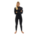 Vista frontal con brazos cruzados del traje de neopreno Rip Curl Flashbomb Fusion 4/3 para mujer