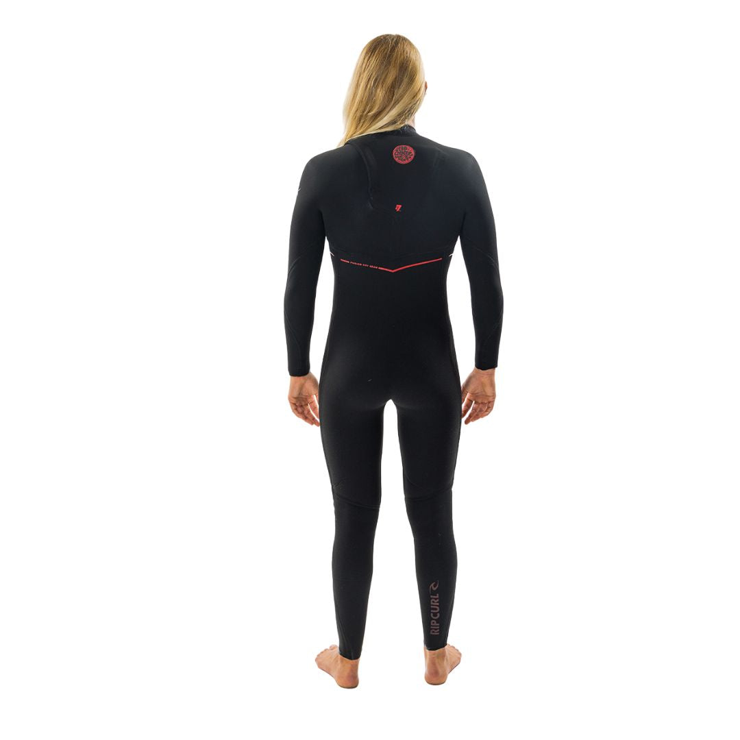 Vista trasera completa del traje de neopreno Rip Curl Flashbomb Fusion 4/3 para mujer en posición de pie.