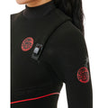 Vista lateral del traje de neopreno Rip Curl Flashbomb Fusion 4/3 para mujer mostrando el cierre del pecho y logotipo de la marca.