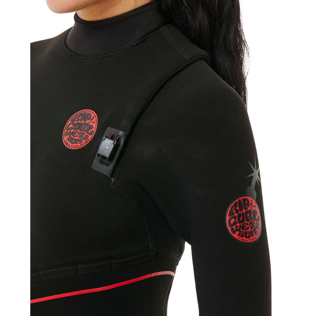Vista lateral del traje de neopreno Rip Curl Flashbomb Fusion 4/3 para mujer mostrando el cierre del pecho y logotipo de la marca.