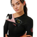 Detalle del cierre sin cremallera del traje de neopreno Rip Curl Flashbomb Fusion 4/3 para mujer con costuras selladas y panel interior.