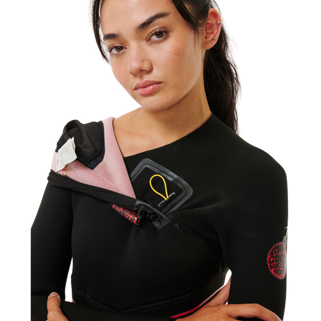 Detalle del cierre sin cremallera del traje de neopreno Rip Curl Flashbomb Fusion 4/3 para mujer con costuras selladas y panel interior.