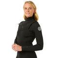 Vista superior del traje Rip Curl Dawn Patrol 4/3 CZ para mujer, color negro, con detalle de cierre chest zip y logo en el brazo