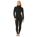 Modelo sonriendo con traje Rip Curl Dawn Patrol 5/3 negro para mujer, vista frontal completa.