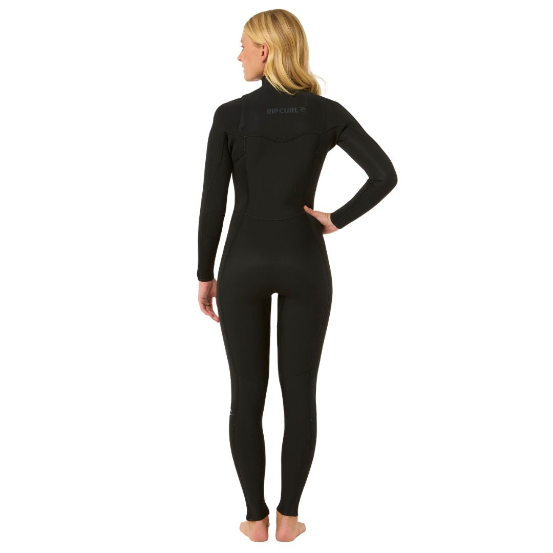 Modelo con traje Rip Curl Dawn Patrol 5/3 negro para mujer, vista trasera completa.
