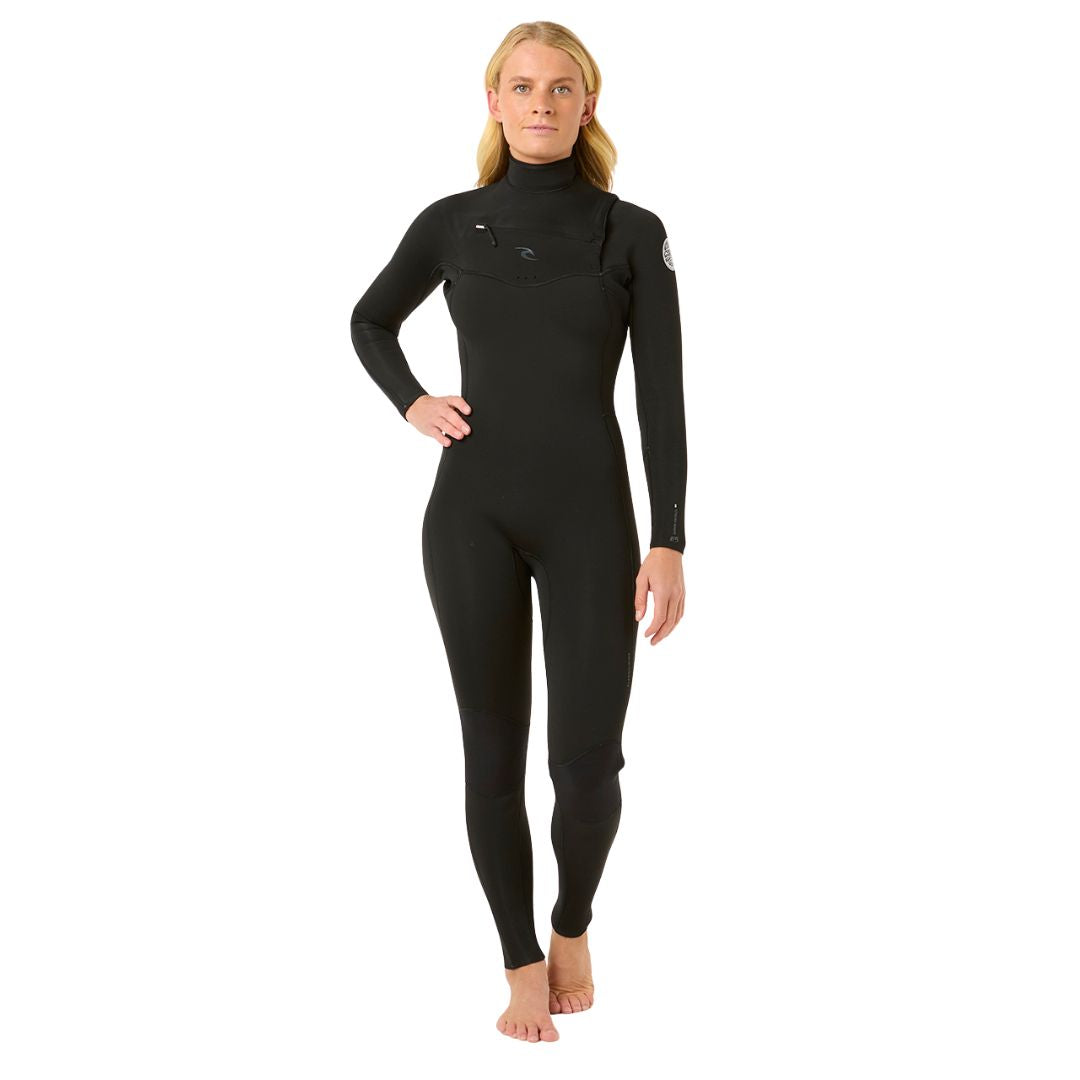Modelo con traje Rip Curl Dawn Patrol 5/3 negro para mujer, vista frontal.
