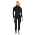 Modelo femenina con traje de neopreno Rip Curl Dawn Patrol Pro 4/3 mm en negro, posando frontalmente con diseño integral de surf.