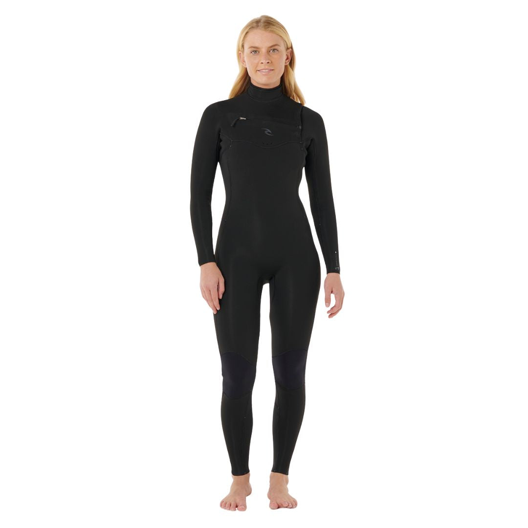 Modelo femenina con traje de neopreno Rip Curl Dawn Patrol Pro 4/3 mm en negro, posando frontalmente con diseño integral de surf.