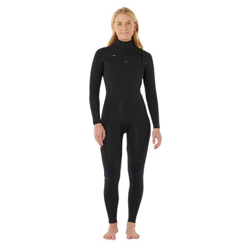 Modelo femenina con traje de neopreno Rip Curl Dawn Patrol Pro 4/3 mm en negro, posando frontalmente con diseño integral de surf.