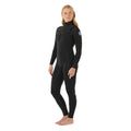 Vista lateral del traje Rip Curl Dawn Patrol Pro 4/3 mm para mujer en negro, con zonas de refuerzo y ajuste entallado para surf.