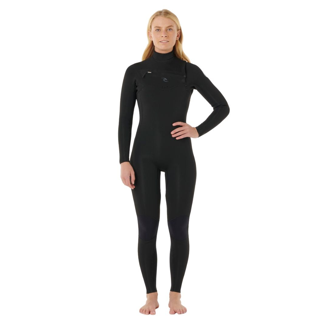 Vista frontal completa del traje de neopreno Rip Curl Dawn Patrol Pro 4/3 mm para mujer en negro, con diseño ergonómico y cuello alto.