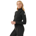 Traje de neopreno Rip Curl Dawn Patrol Pro 4/3 mm para mujer en color negro, vista frontal en detalle con sistema chest zip.