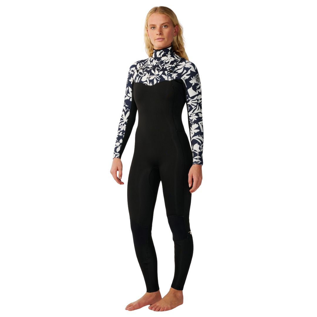 Rip Curl Dawn Patrol Pro Chest Zip 4/3 en Black/White, vista frontal completa con el estampado floral azul marino y blanco contrastando con las piernas negras.