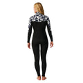Traje de neopreno Rip Curl Dawn Patrol Pro Chest Zip 4/3 Black/White, vista trasera completa mostrando el estampado floral en hombros y mangas sobre base negra.
