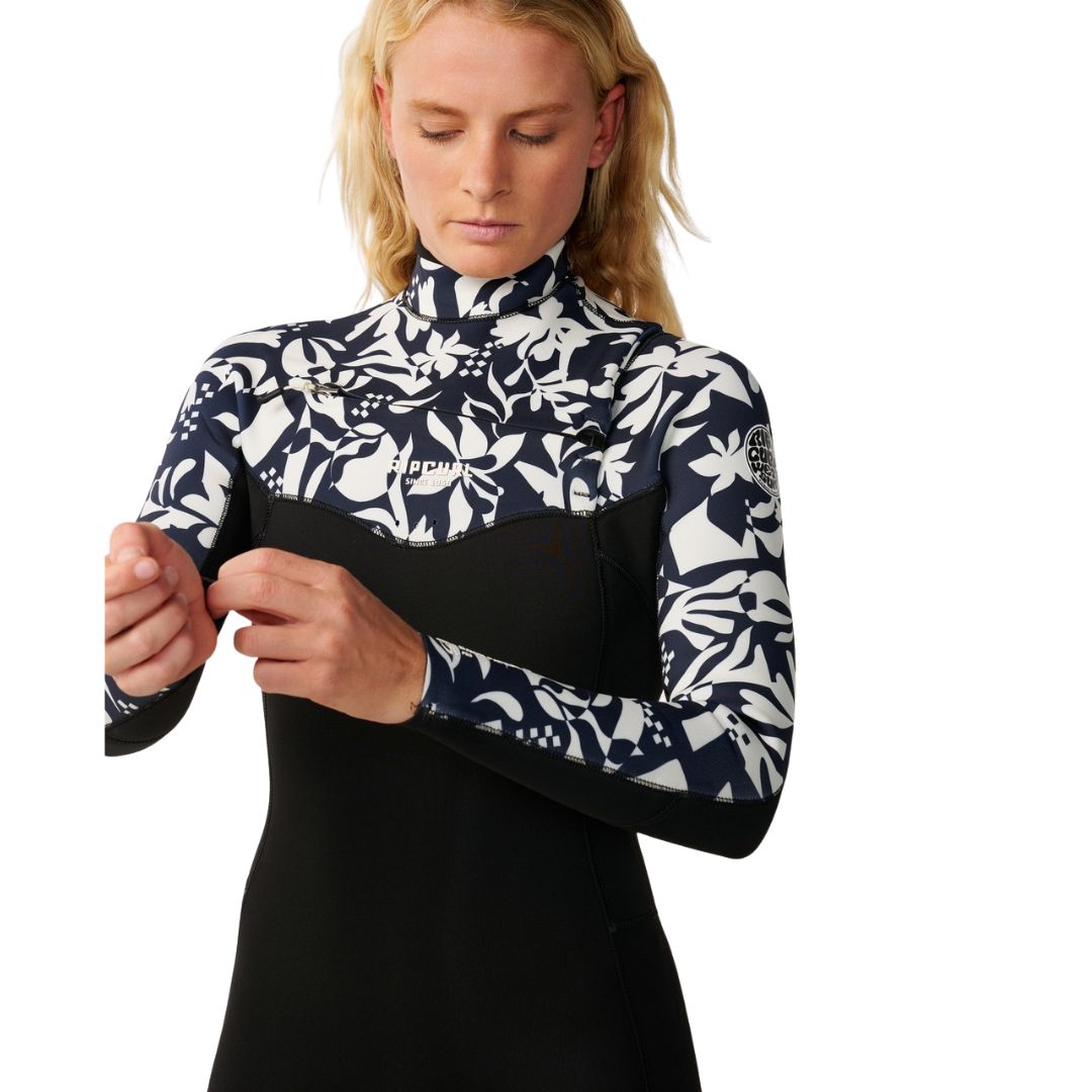 Rip Curl Dawn Patrol Pro Chest Zip 4/3 en Black/White, primer plano del pecho y cuello mostrando la cremallera, el logo Rip Curl y el estampado floral completo.
