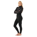 Traje de neopreno Rip Curl E-Bomb Zip Free 4/3 en negro, primer plano del pecho y cuello con la entrada sin cremallera y el texto E-Bomb bordado en la manga.