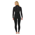 Rip Curl E-Bomb Zip Free 4/3 negro, primer plano de la espalda mostrando la entrada sin cremallera, el parche circular Rip Curl y el número 7 en el hombro.