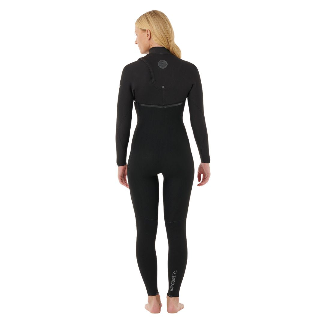 Rip Curl E-Bomb Zip Free 4/3 negro, primer plano de la espalda mostrando la entrada sin cremallera, el parche circular Rip Curl y el número 7 en el hombro.