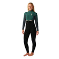 Rip Curl E-Bomb Zip Free en color verde oscuro, primer plano del pecho y cuello con el logo Rip Curl bordado y el texto E-Bomb en el puño de la manga.