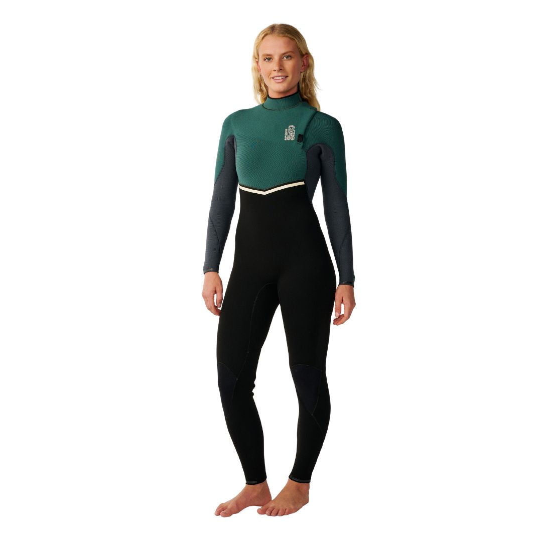 Rip Curl E-Bomb Zip Free en color verde oscuro, primer plano del pecho y cuello con el logo Rip Curl bordado y el texto E-Bomb en el puño de la manga.