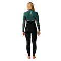 Traje de neopreno Rip Curl E-Bomb Zip Free verde oscuro, primer plano de la espalda mostrando el logo Rip Curl, el ribete crema y las mangas gris carbón.