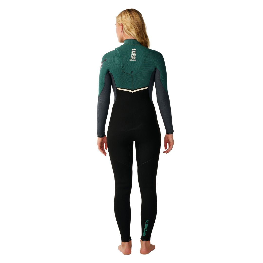 Traje de neopreno Rip Curl E-Bomb Zip Free verde oscuro, primer plano de la espalda mostrando el logo Rip Curl, el ribete crema y las mangas gris carbón.