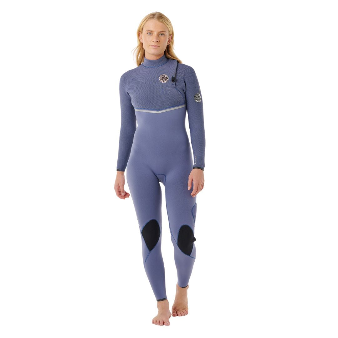 Surfer con traje Rip Curl E-Bomb 4/3 mm mujer slate blue - caminando hacia cámara