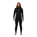 Rip Curl F-Bomb Fusion Chest Zip 4/3 en color negro, traje de neopreno mujer visto de frente completo, con cremallera diagonal en el pecho y detalles en rojo.