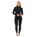 Traje de neopreno Rip Curl F-Bomb Fusion Chest Zip 4/3 en negro, vista frontal con las manos entrelazadas, mostrando el puño con la etiqueta Fusion 3/2 bordada.