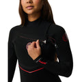 Rip Curl F-Bomb Fusion Chest Zip 4/3 negro, primer plano de la cremallera en el pecho con su cordón de tracción y el parche Rip Curl Wetsuits en el hombro.