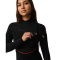 Traje de neopreno Rip Curl F-Bomb Fusion Chest Zip 4/3 en negro, primer plano de la cremallera del pecho, el cordón rojo y el logo diamante Rip Curl bordado.