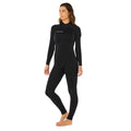 Traje de surf RIP CURL WMS TRAD BZ 4/3 en negro, vista lateral mostrando el parche circular RIP CURL WETSUIT en la manga y el ajuste ceñido del neopreno para surfistas en aguas frías.