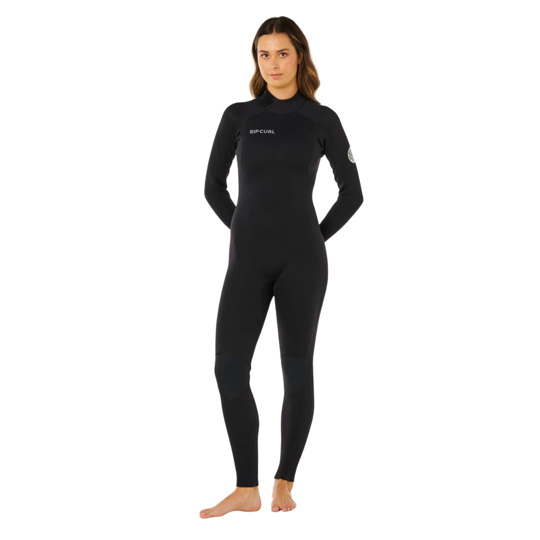 Traje de surf RIP CURL WMS TRAD BZ 4/3 en negro, vista frontal recta con cuello alto y costuras termoselladas, diseño elástico para libertad de movimiento en el agua fría.
