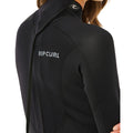 Traje de neopreno RIP CURL WMS TRAD BZ 4/3 en negro, vista trasera con cierre de cremallera vertical y cordón de apertura, logotipo RIP CURL en la espalda para máxima estanqueidad en el agua.