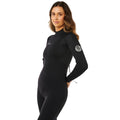 Traje de surf RIP CURL WMS TRAD BZ 4/3 en negro, vista frontal en ángulo mostrando el ajuste ergonómico del neopreno y el logotipo RIP CURL en el pecho, perfecto para surfistas en agua fría.