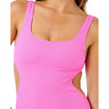 Detalle del tejido tubular acanalado elástico del bañador Rip Curl x Surf City 1PC rosa super pink con escote redondeado y tirantes anchos.