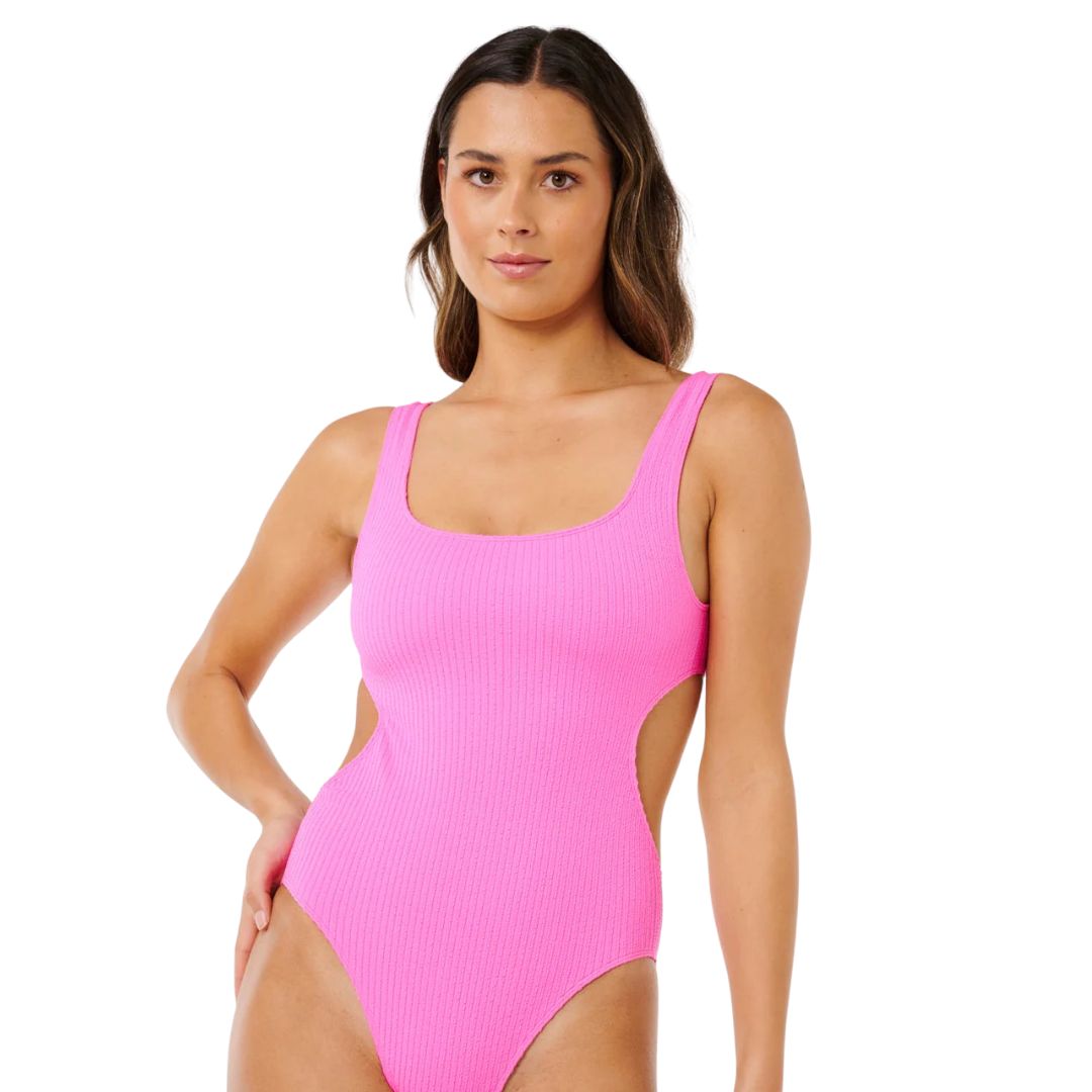Bañador entero surf mujer Rip Curl x Surf City 1PC rosa super pink, vista frontal con cut-out lateral, tejido acanalado y corte cheeky favorecedor.