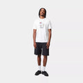 Camiseta blanca Carhartt WIP S/S Work Life Romance T-Shirt con ajuste regular y estampado gráfico, combinada con bermuda y calzado urbano