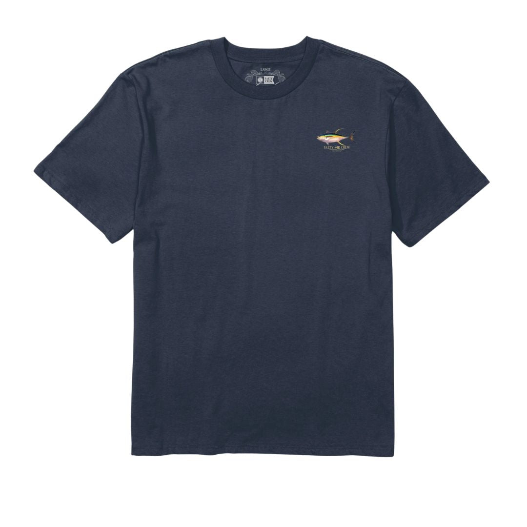 Camiseta Salty Crew Ahi Classic color azul marino (navy) de manga corta con pequeño gráfico de un atún aleta amarilla y logotipo de la marca en el pecho.