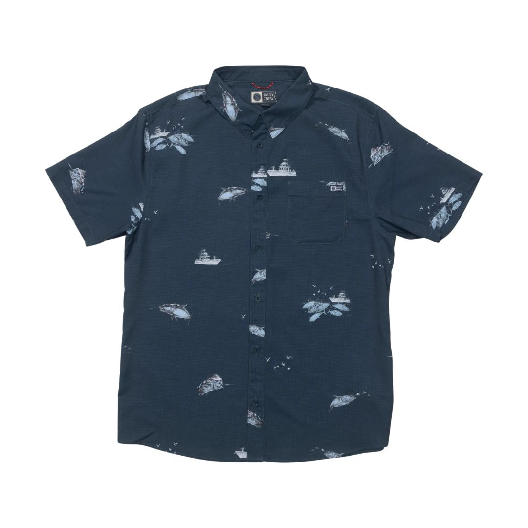 Camisa técnica Salty Crew Breezer Perf Button Up color midnight navy azul marino con estampado de barcos y peces vista frontal con bolsillo en el pecho.