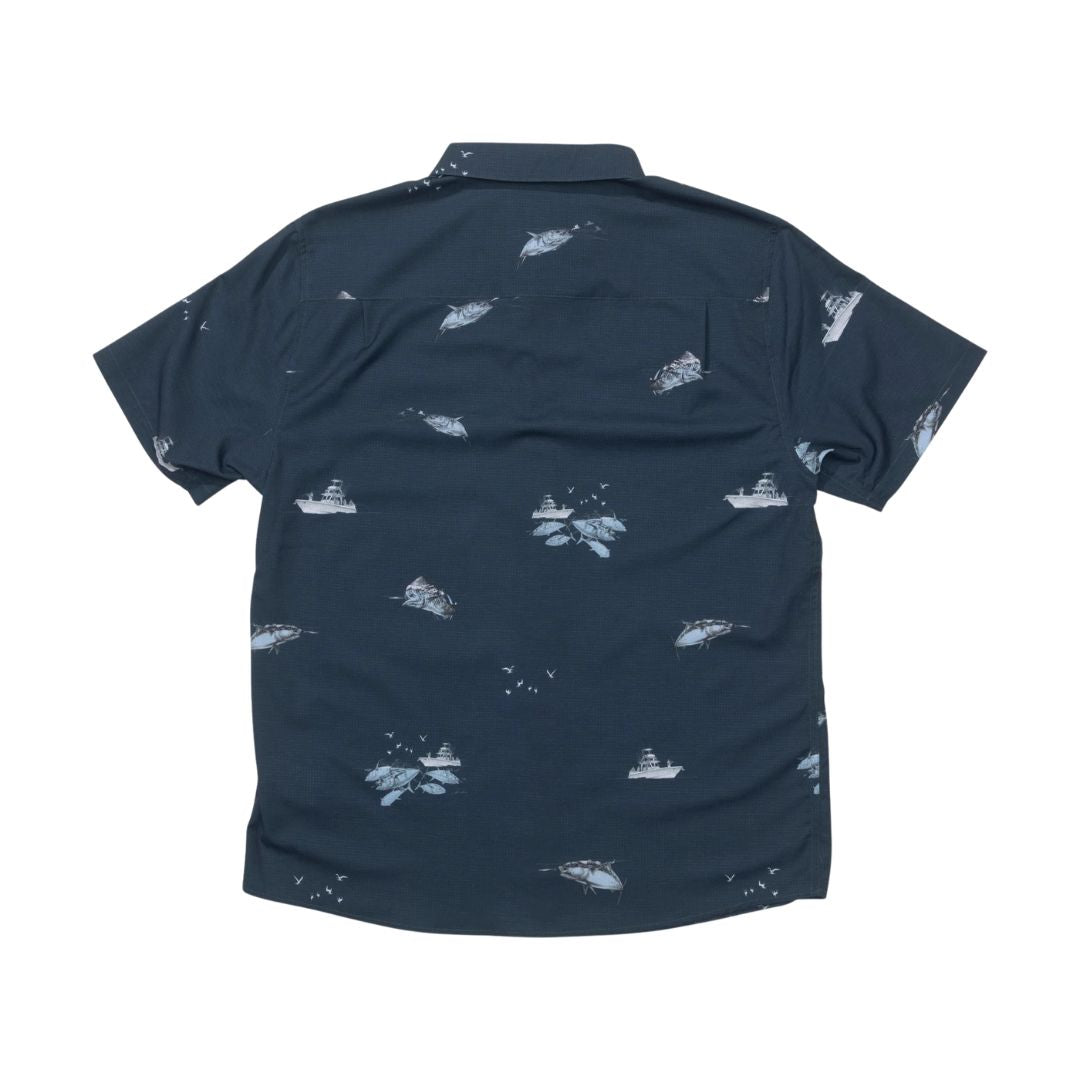 Camisa técnica Salty Crew Breezer Perf Button Up color midnight navy azul marino con estampado de barcos y peces vista trasera.