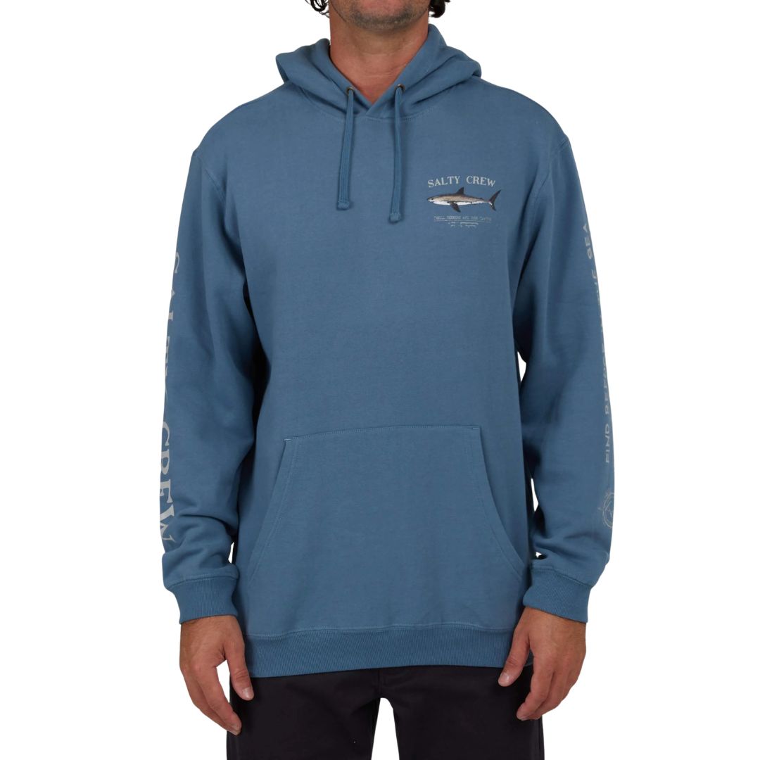 Sudadera con capucha Salty Crew Bruce Hood Fleece color slate vista frontal con bolsillo canguro y pequeño gráfico de tiburón y logo Salty Crew en el pecho.