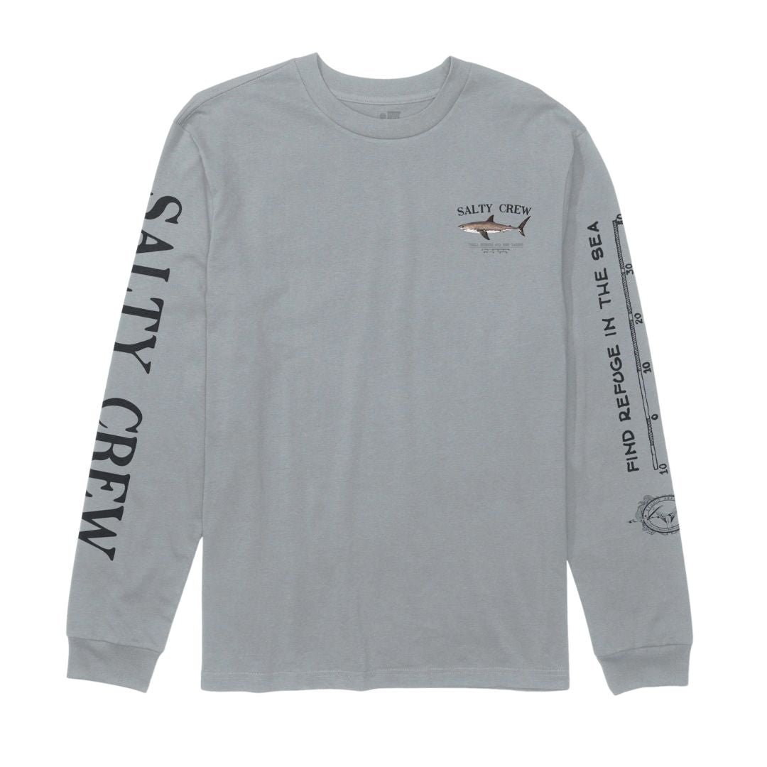 Camiseta Salty Crew Bruce LS Tee color quarry gris claro vista frontal, camiseta de manga larga con pequeño gráfico de tiburón y logo Salty Crew en el pecho.