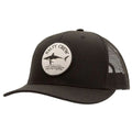 Vista frontal de la gorra Salty Crew Bruce Retro Trucker en color negro con visera curva y parche bordado con logotipo de tiburón.