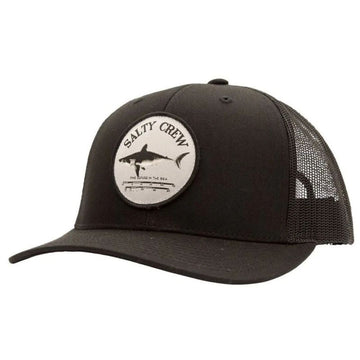 Vista frontal de la gorra Salty Crew Bruce Retro Trucker en color negro con visera curva y parche bordado con logotipo de tiburón.