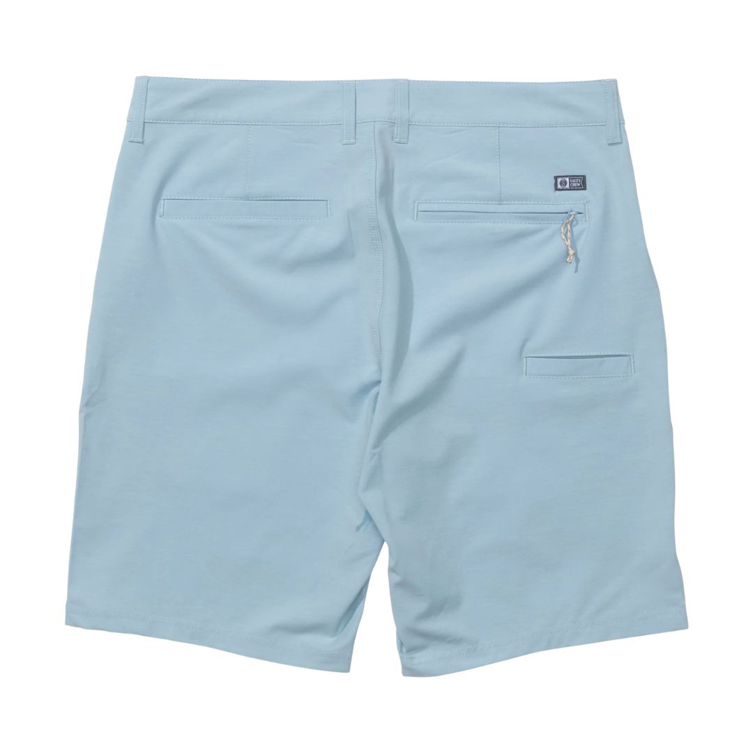 Vista posterior del short híbrido Salty Crew Drifter 19" color Mineral Blue, mostrando bolsillos traseros con parche de la marca y bolsillo lateral para herramientas de pesca.