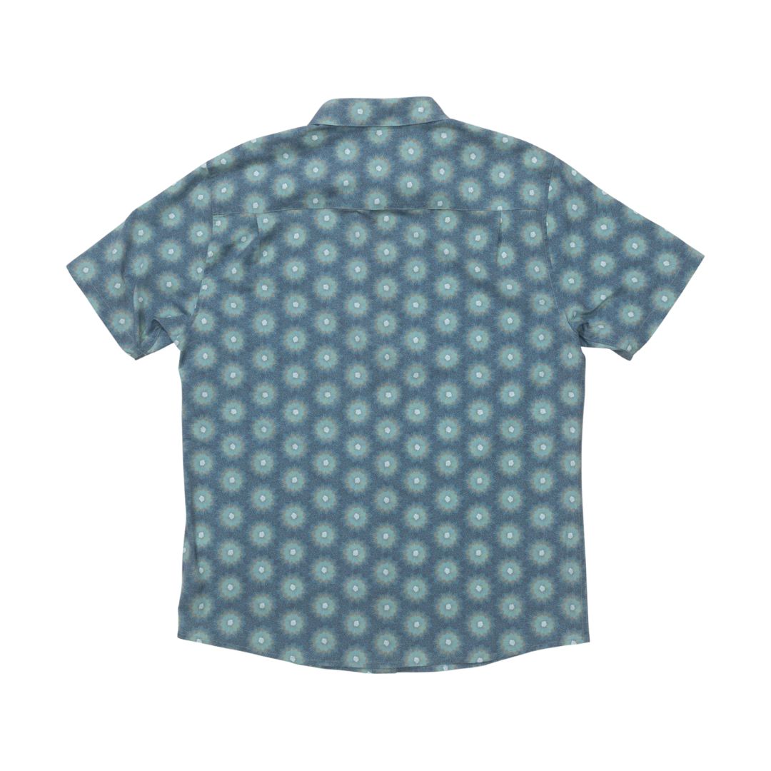Camisa técnica Salty Crew Drifter UV Button Up color magnet con estampado geométrico azul y verde vista trasera.