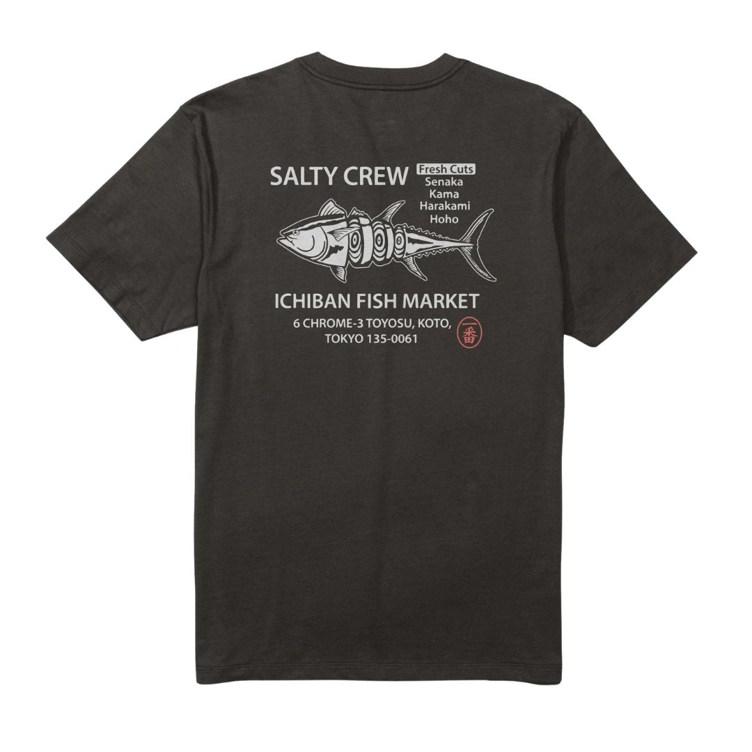 Camiseta negra Salty Crew Ichiban con diseño gráfico posterior inspirado en el mercado de pescado de Tokio; ilustración de un atún despiezado (Fresh Cuts) y texto "Ichiban Fish Market".